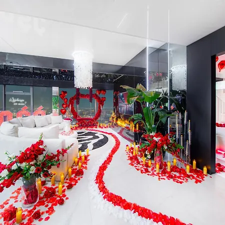 Sky Tower Z Jakuzzi Przy Oknie