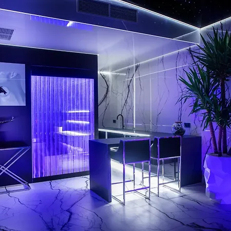 Sky Tower Z Jakuzzi Przy Oknie Apartment