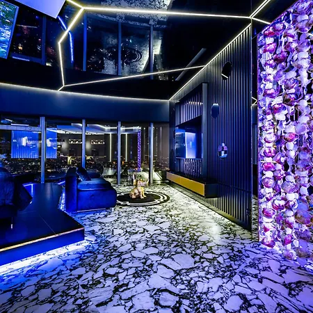 Sky Tower Z Jakuzzi Przy Oknie ヴロツワフ