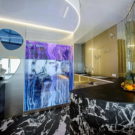 Sky Tower Z Jakuzzi Przy Oknie アパート *