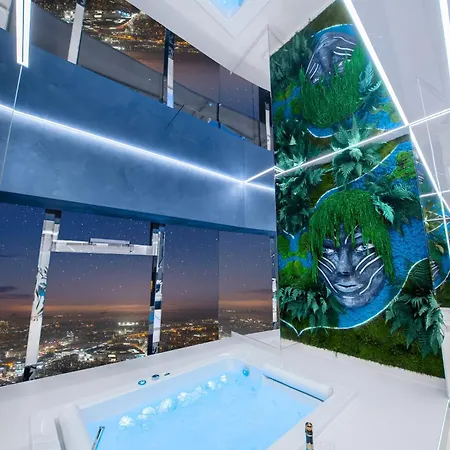 Sky Tower Z Jakuzzi Przy Oknie