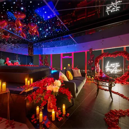 Sky Tower Z Jakuzzi Przy Oknie ヴロツワフ