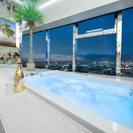 Sky Tower Z Jakuzzi Przy Oknie アパート ヴロツワフ