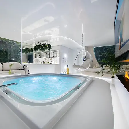 Quorum Z Jacuzzi Z Widokiem Na Odre By Bqqk 弗罗茨瓦夫